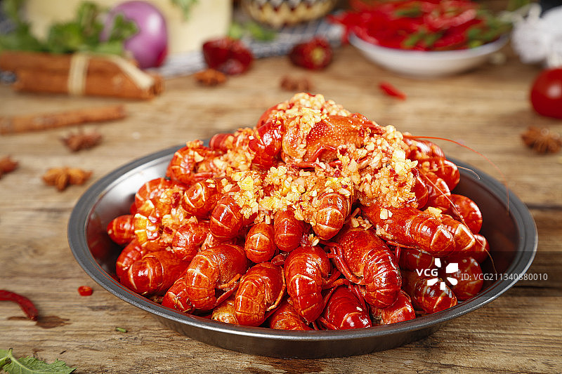 木板上的一盆蒜泥小龙虾图片素材