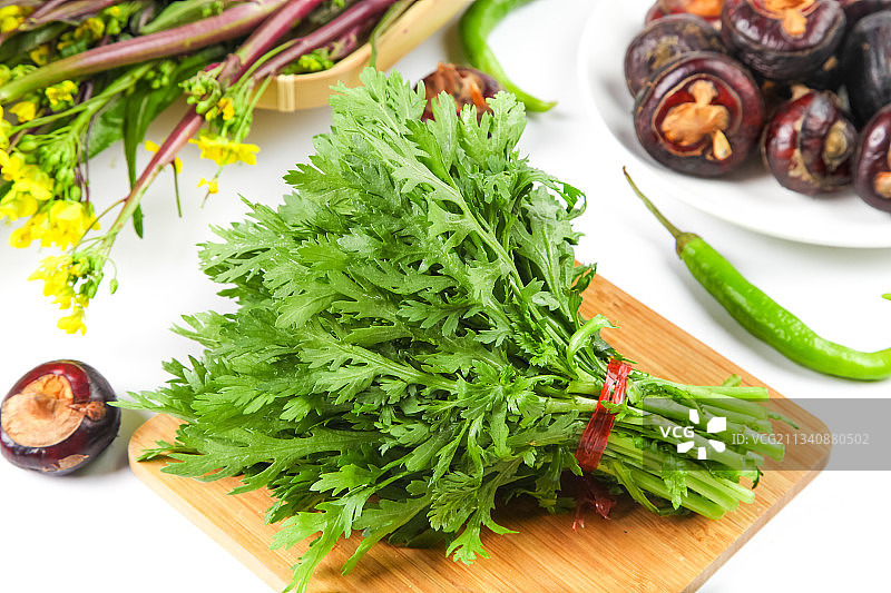 木板上放着茼蒿图片素材