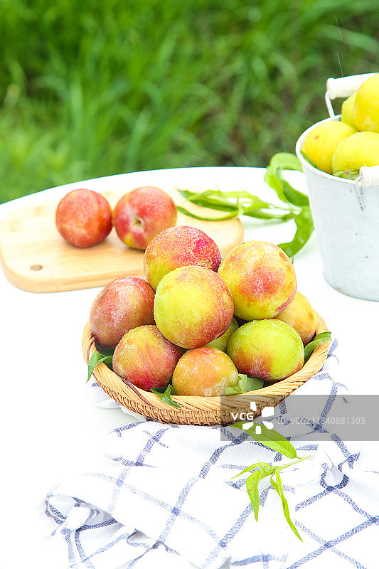 桌子摆放着桃形李图片素材