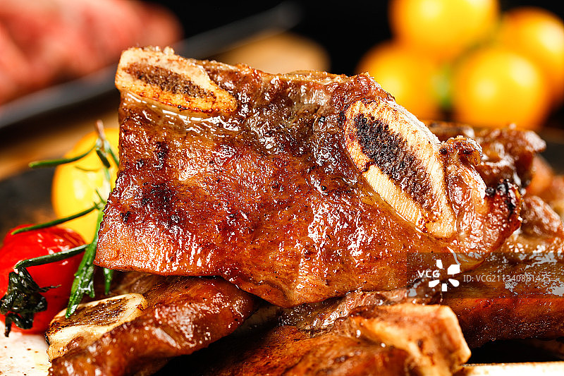 锅里放着正在煎的牛仔骨图片素材