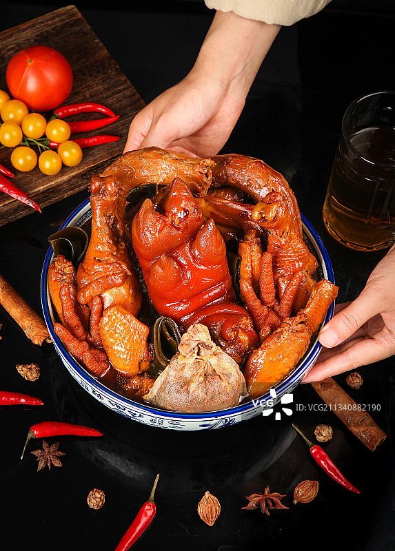 汤碗里装着卤猪蹄和鸡腿图片素材