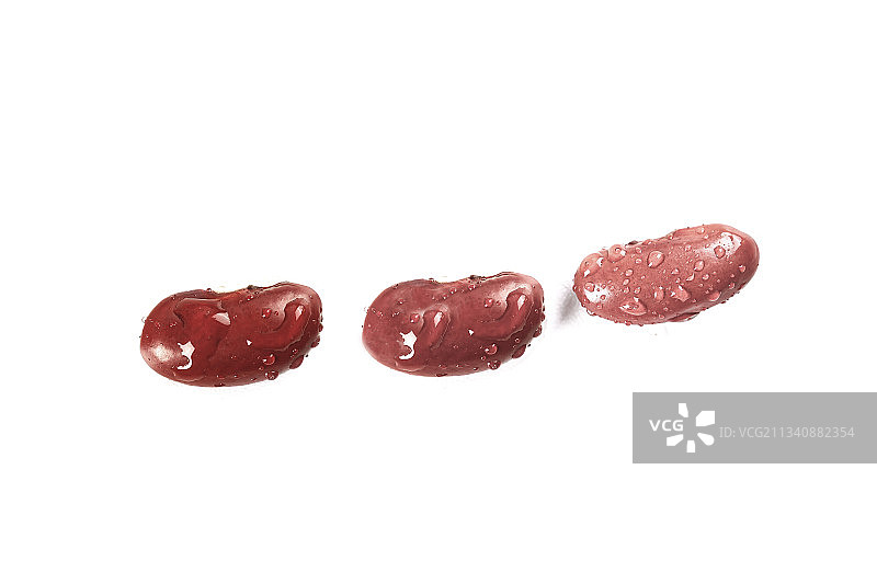 白底上摆放着红芸豆图片素材