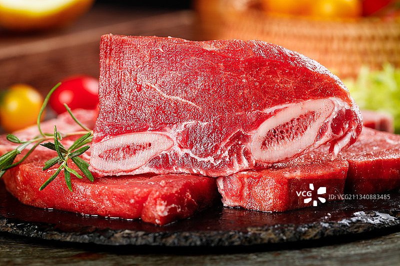 黑底上摆放着牛肋骨图片素材