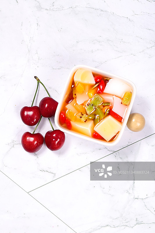 碟子里装着清补凉凉粉图片素材