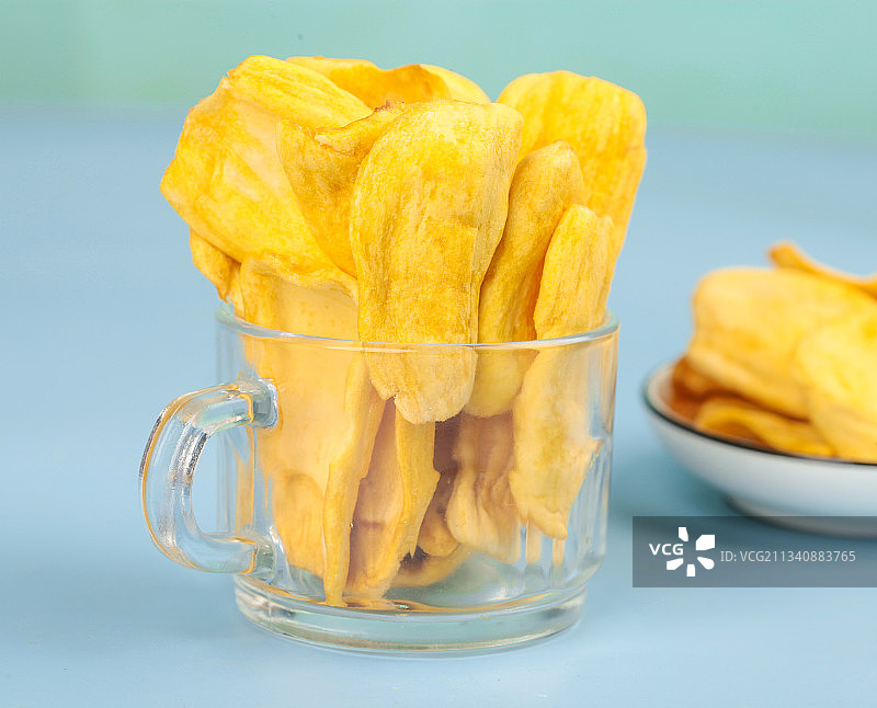 杯子里装着菠萝蜜果干图片素材