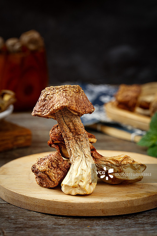 木板上和着姬松茸图片素材