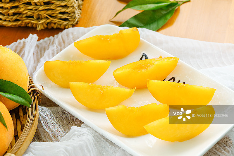 盘子里装着切块的黄桃图片素材