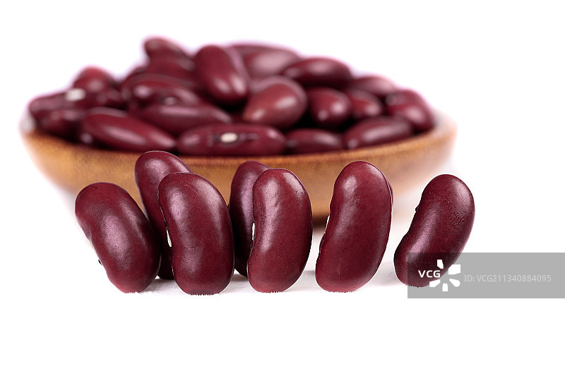 白底上摆放着红腰豆图片素材