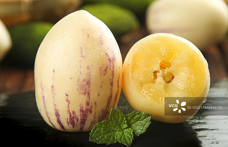 黑底上放着云南石林人参果图片素材