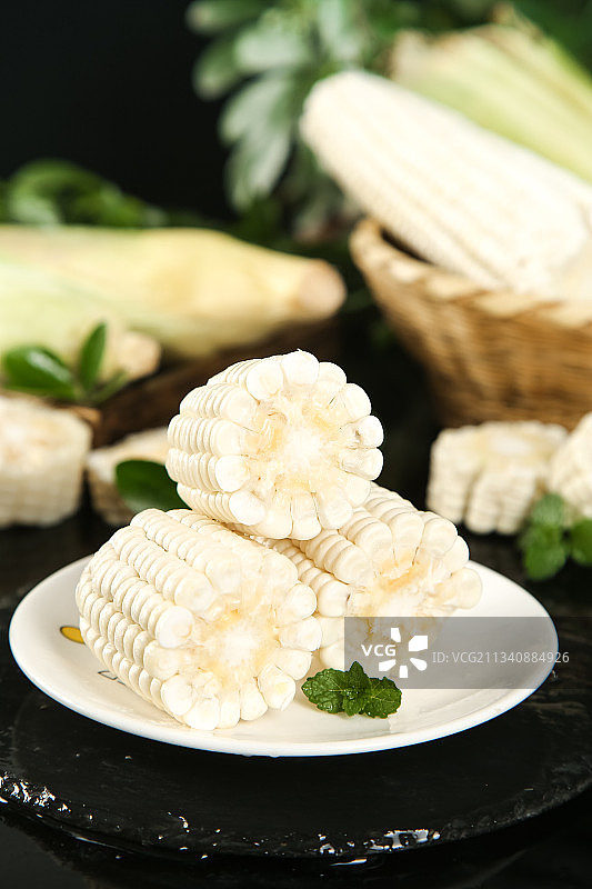 盘子里装着甜玉米图片素材