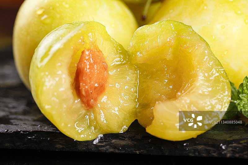 石板上放着九峰山黄金奈李图片素材