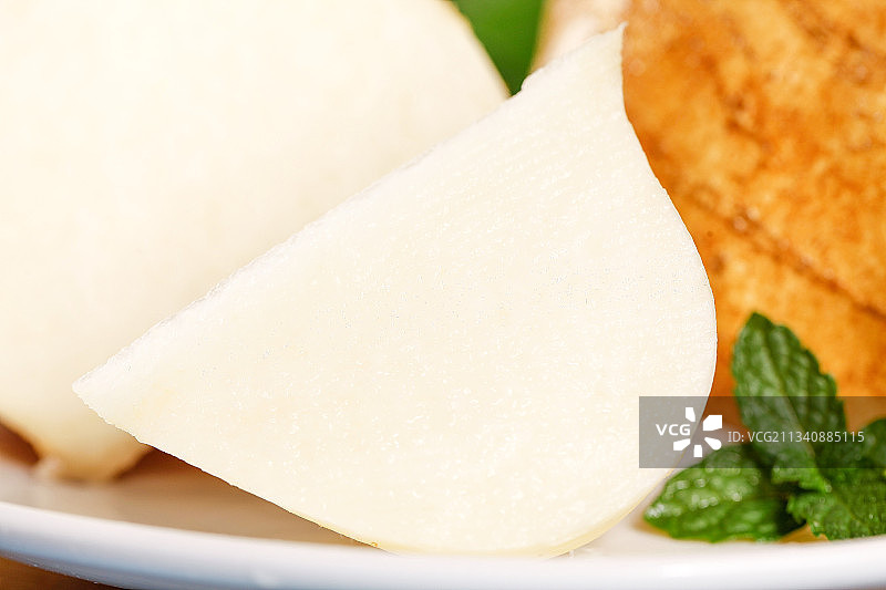 盘子里摆放着新鲜凉薯图片素材