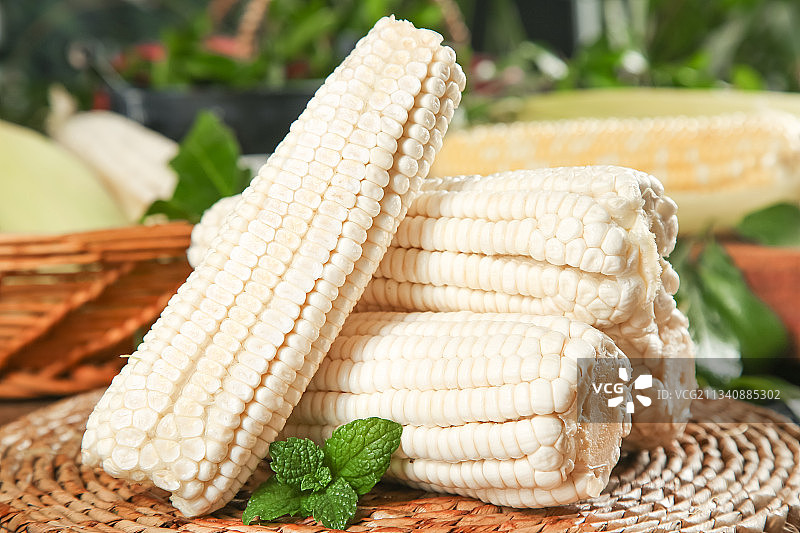编织垫上放着甜玉米图片素材