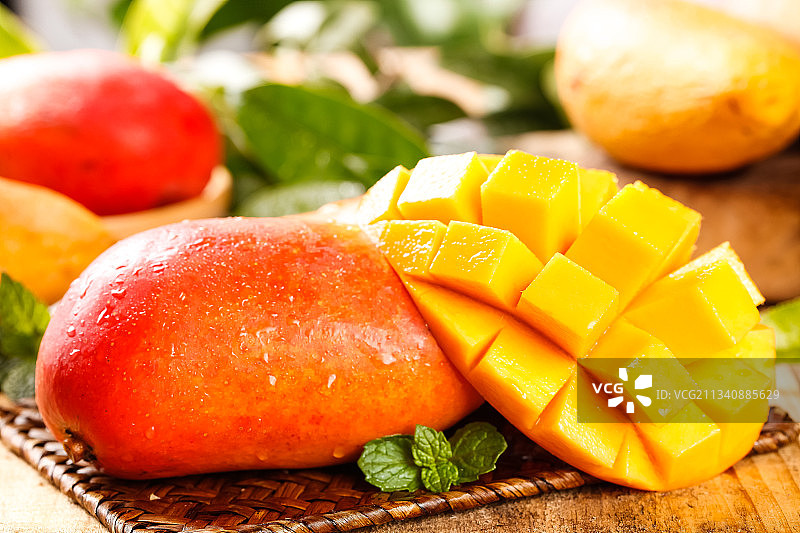 编织垫上放着彩芒图片素材