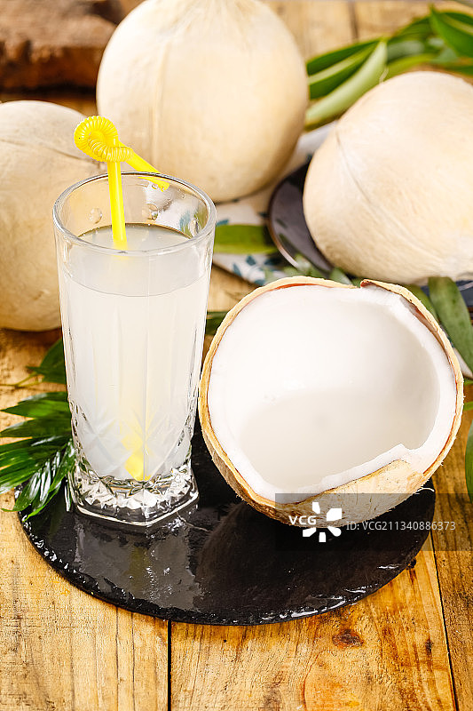 杯子里装着椰子的果汁图片素材