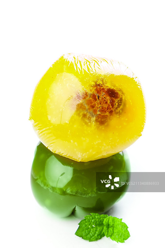 白底上放着彩色团子图片素材