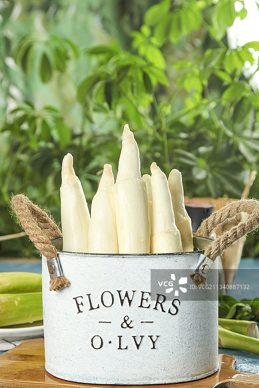 木底上摆放着云南茭白图片素材