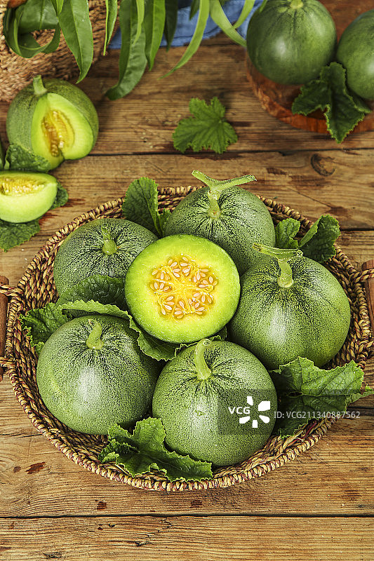 篮子里装着绿宝香瓜图片素材