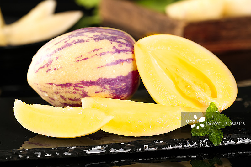 黑底上放着人参果图片素材