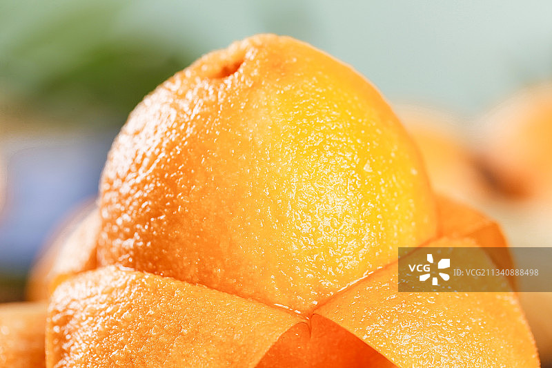 碟子里装着枇杷图片素材