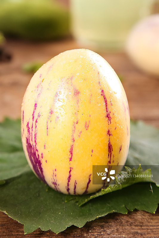 绿叶上摆放着人参圆果图片素材