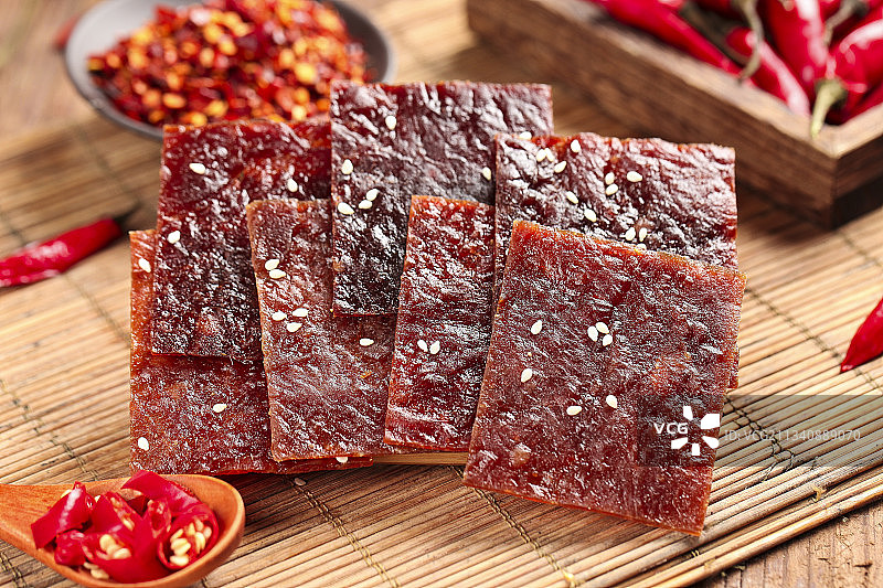木底上放着肉脯图片素材