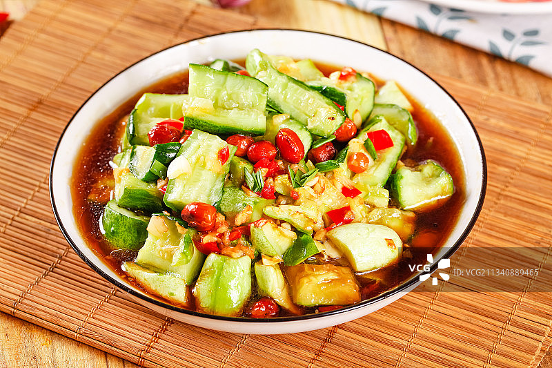 盘子里装着拍黄瓜图片素材