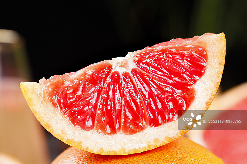 深底上放着南非红心西柚图片素材