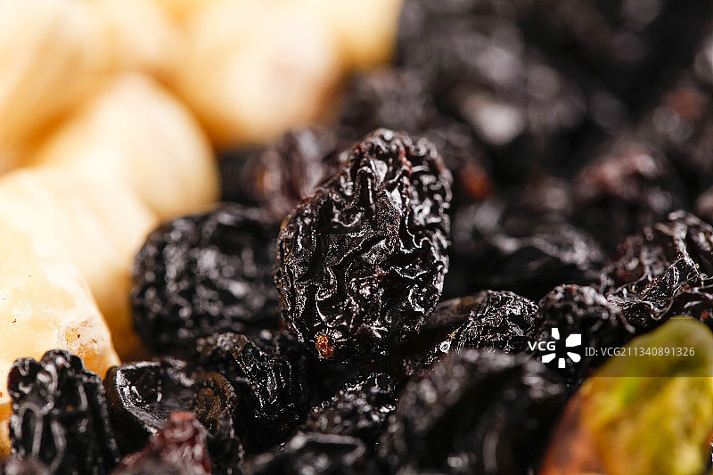 堆放着的黑葡萄干图片素材