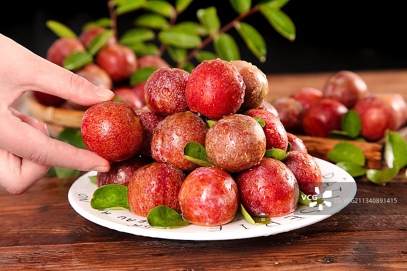 盘子里放着红肉三华李图片素材