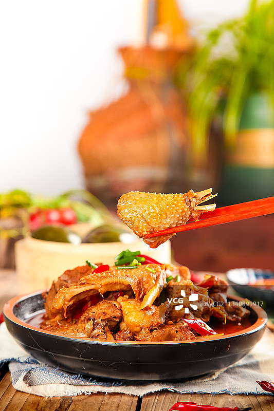 木板上放着一碗红烧鸡图片素材