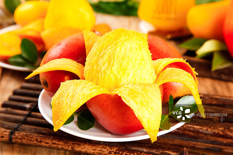 竹底上放着台湾屏东爱文芒图片素材