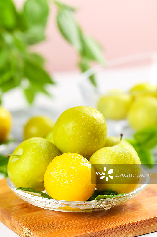 盘子里装着新鲜黄金奈李图片素材