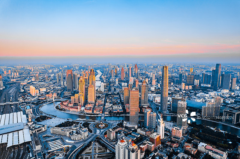 中国天津国际金融中心和城市天际线航拍图片素材