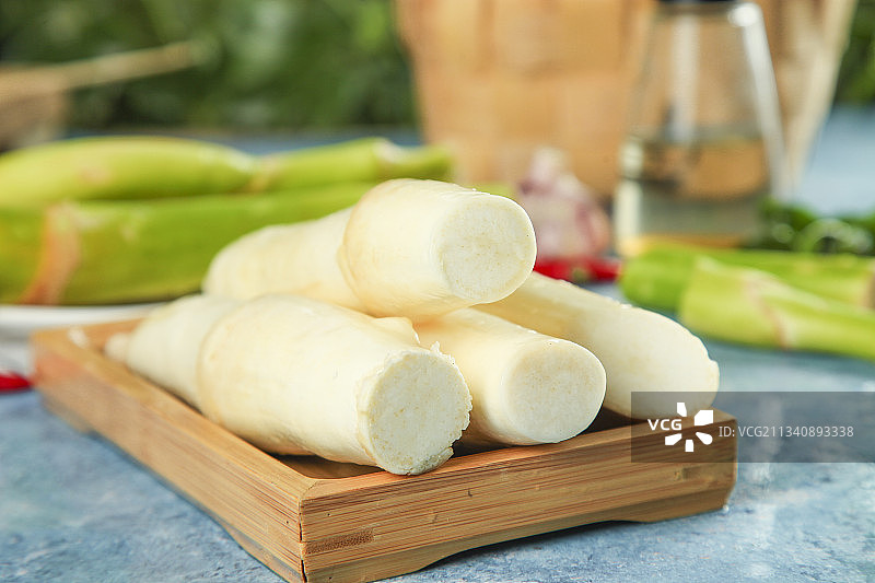 木底上摆放着云南茭白图片素材