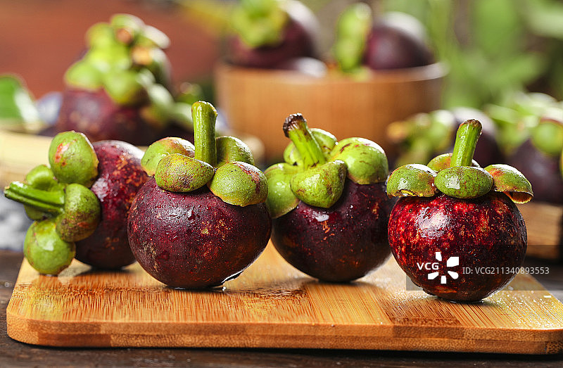 木底上摆放着泰国新鲜山竹图片素材