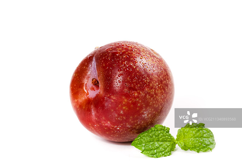 白底上的红肉三华李图片素材