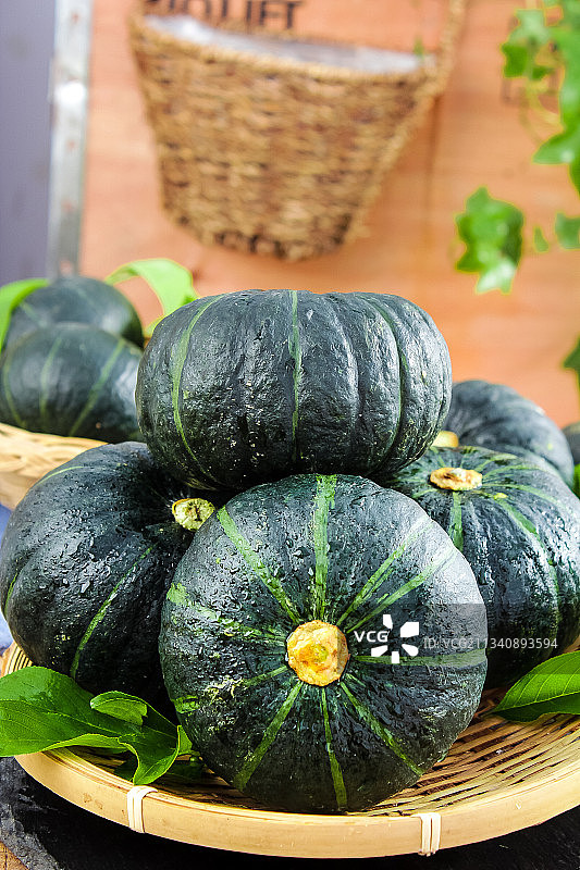 篮子里装着板栗南瓜图片素材