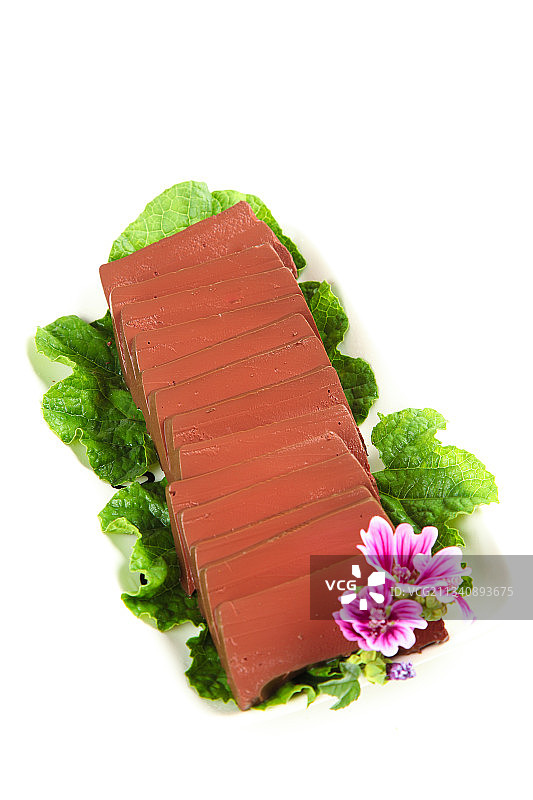 白底上放着一盘新鲜鸭血图片素材