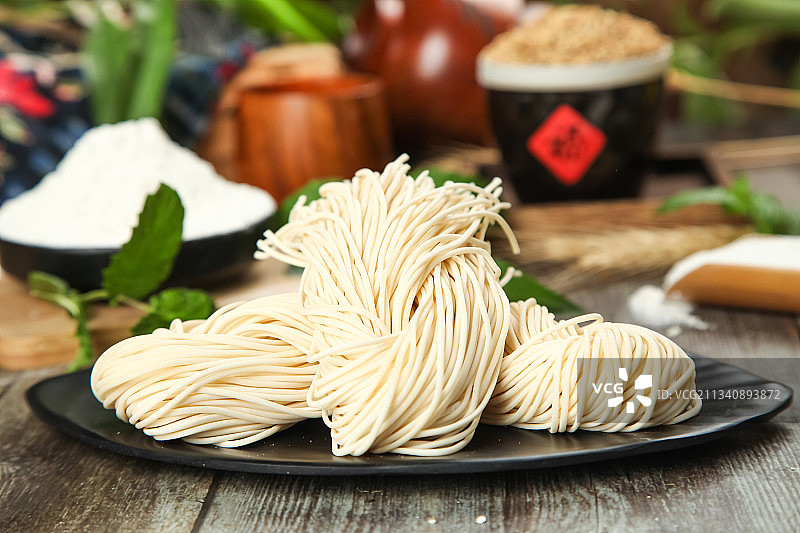 木板上放着一盘细面条图片素材