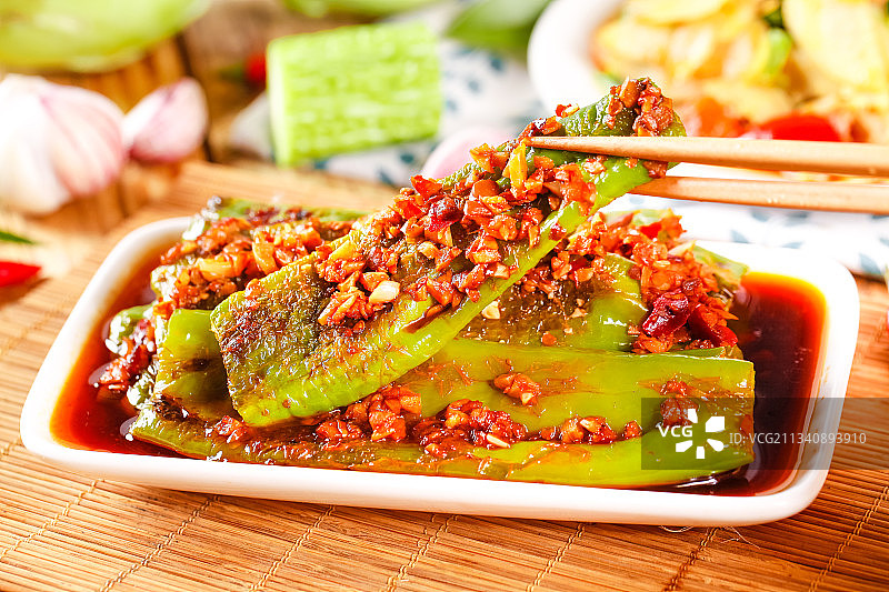 盘子里装着煎青椒图片素材