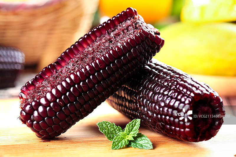 木底上放着黑玉米图片素材