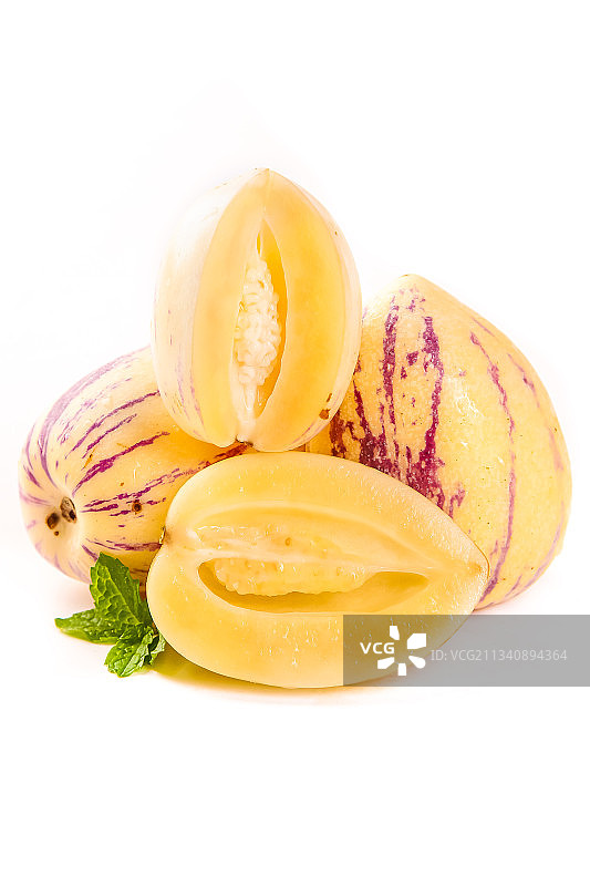 白底上摆放着人参果图片素材