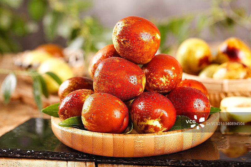 深底上的冰糖枣图片素材