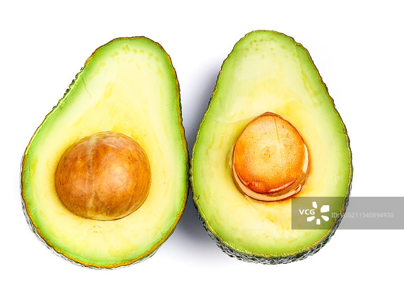 白底上放着切开的墨西哥牛油果图片素材