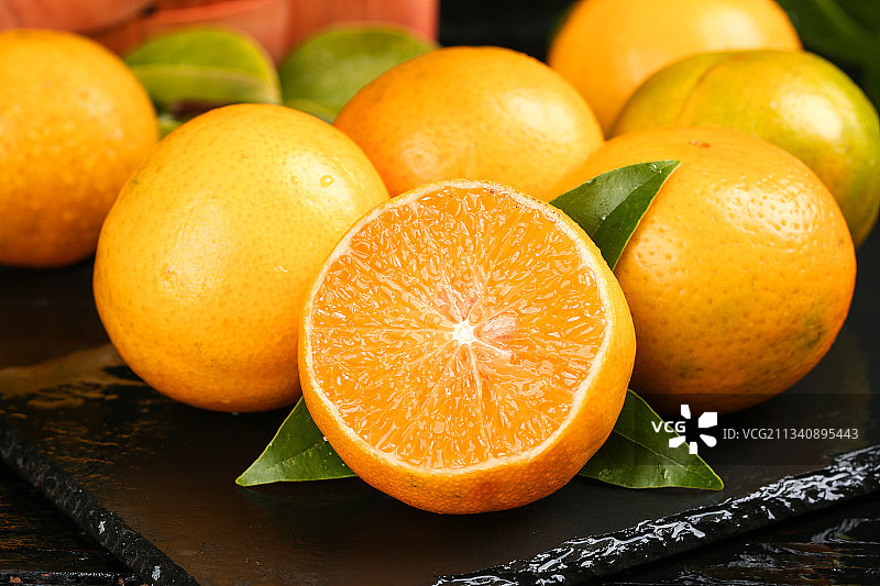 黑底上一堆新鲜的广西皇帝柑图片素材