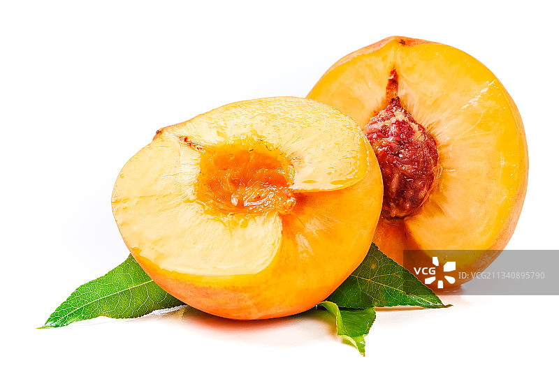 切开的山东黄桃放在白底上图片素材