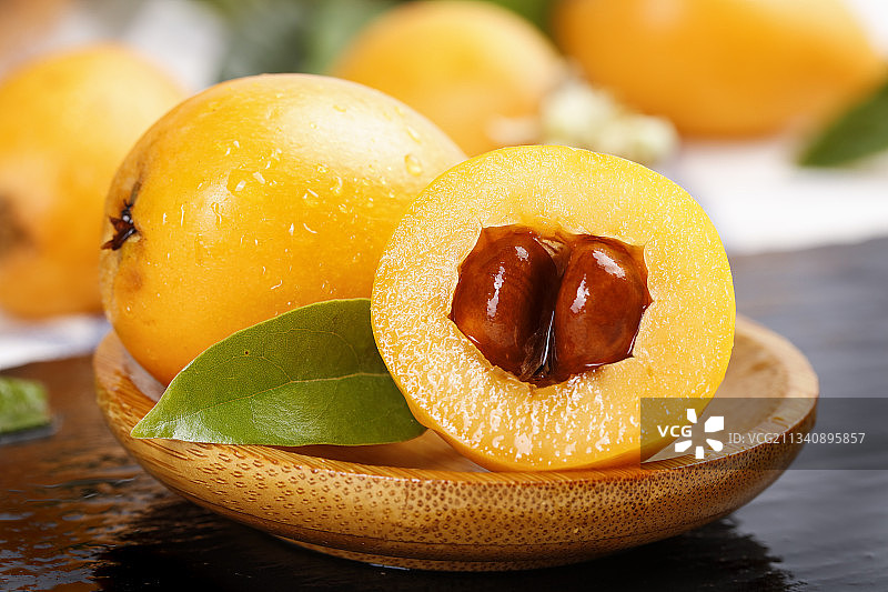 石板上的云南蒙自枇杷图片素材