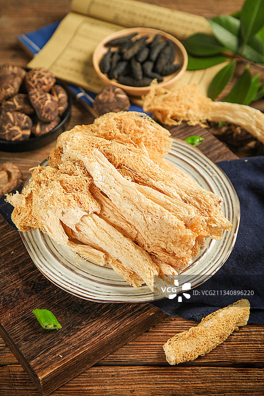 木底上放着一盘竹荪图片素材