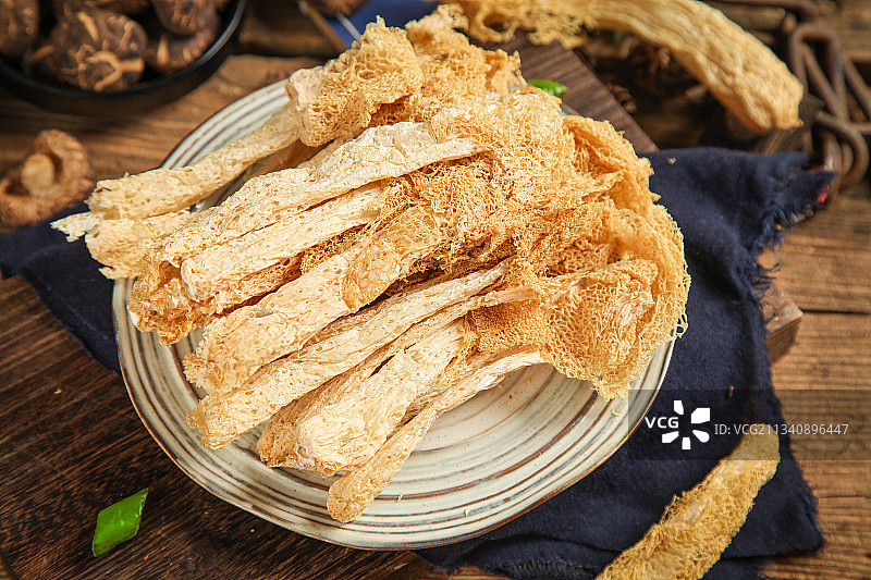 木底上放着一盘竹荪图片素材